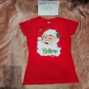 New Womens M Holiday Time Believe Santa Claus Wink Face Graphic Tee NWOT 8-10 - Picture 1 of 4