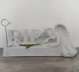 RIP MEMORIAL GRABKARTENHALTER SCHLAFENDER ENGEL ORNAMENT Grab Trauer Lilie - Bild 1 von 9