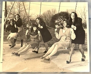 Vtg 1969 Photos Girls On Swings At Immaculata Preparatory School Washington DC - Imagen 1 de 7