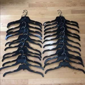 Perchas para camisas y tops de plástico de alta resistencia negras 25pk - Imagen 1 de 2