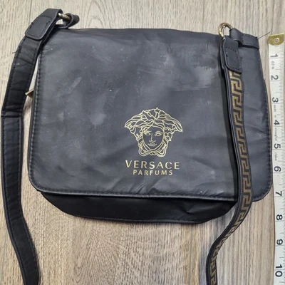 Bolsa tiracolo Versace Parfums feminina macia preta dourada padrão alça fecho de pressão - Imagem 1 de 4