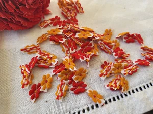 Lot 70 mini fleur orange rouge pour création couture vintage 1,1 sur 0,8 T15-23 - Picture 1 of 4