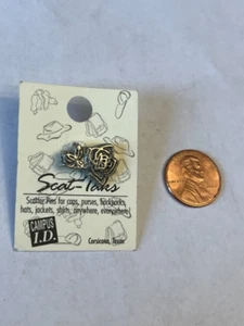 Phi Sigma Sigma Rose Streunadel Anstecknadel Zinn neu aus altem Lagerbestand, nicht mehr erhältlich - Bild 1 von 2