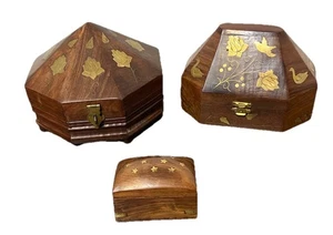 Caja de 3 baratijas talladas a mano para joyería con incrustaciones de latón grabado floral tapas con bisagras - Imagen 1 de 19