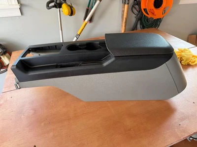 Consola central Ford Mustang 05-09 gris y negra OEM. Buen estado. Foto 1 de 4