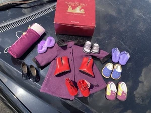 American Girl Kleidung und Accessoires Paket 8 Paar Schuhe, Mantel, Schlafsack & Karton - Bild 1 von 7