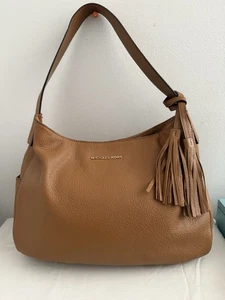 Michael Kors Ashbury Schultertasche Hobo aus weichem Kieselleder mit schwarzer Paspelierung - Bild 1 von 6