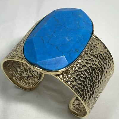  Brazalete ELEMENTS BY NEST Enorme Piedra Azul Turquesa Bronce Martillado Foto 1 de 4