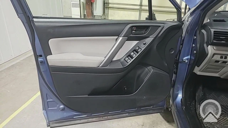 Panel interior de la puerta delantera gris-N10 nítido Subaru Forester LH 2014-16 del conductor Foto 1 de 1