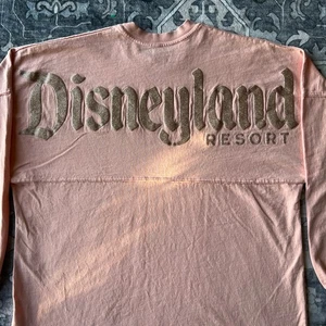 Camiseta Disneyland Resort Spirit LS Camisa Adulto M M Melocotón Brillo Deletrear Logotipos - Imagen 1 de 20