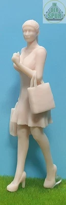 In der Spur 1 Modellfigur Gabi Reisende Modellbahn 1:32 Zubehör Modell Bahnhof - Bild 1 von 4