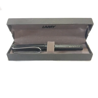 Pluma Estilográfica Lamy Negra con Caja Sin Tinta, Plumín Mediano Foto 1 de 4