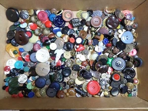 Lot of 508 Vintage Assorted Buttons Various Sizes Shapes Materials Pattern - Picture 1 of 15