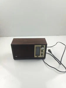 Vintage Realistic MTA-8 Radio AM FM Model 12-689 Walnut Grained Veneer Works - Picture 1 of 7