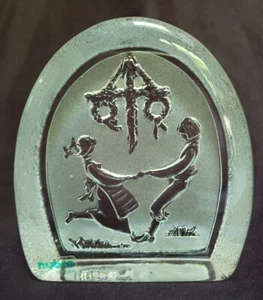 Pisapapeles de colección Suecia mediados de verano Maypole bailarines cristal Nybro etiqueta original usado en excelente estado - Imagen 1 de 10