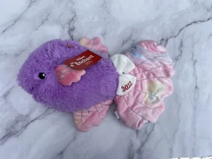 Petsmart Hundespielzeug Plüsch Quietscher Enchant the Fish Lila Tie Dyed 2022 Neu mit Etikett - Bild 1 von 2