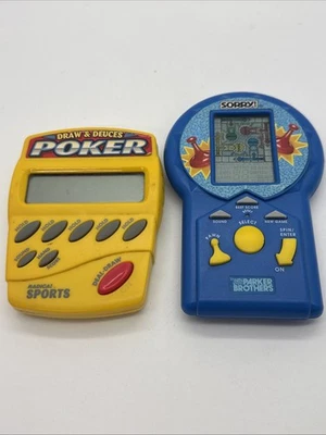 (2) Videojuegos electrónicos portátiles de colección Parker Bros. Sorry/Radica Sports Poker Foto 1 de 4
