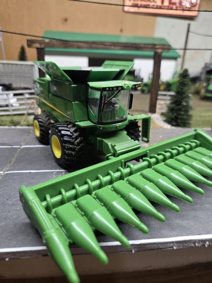 ERTL John Deere S680 Combine 1/32 Scale - Image 1 of 4