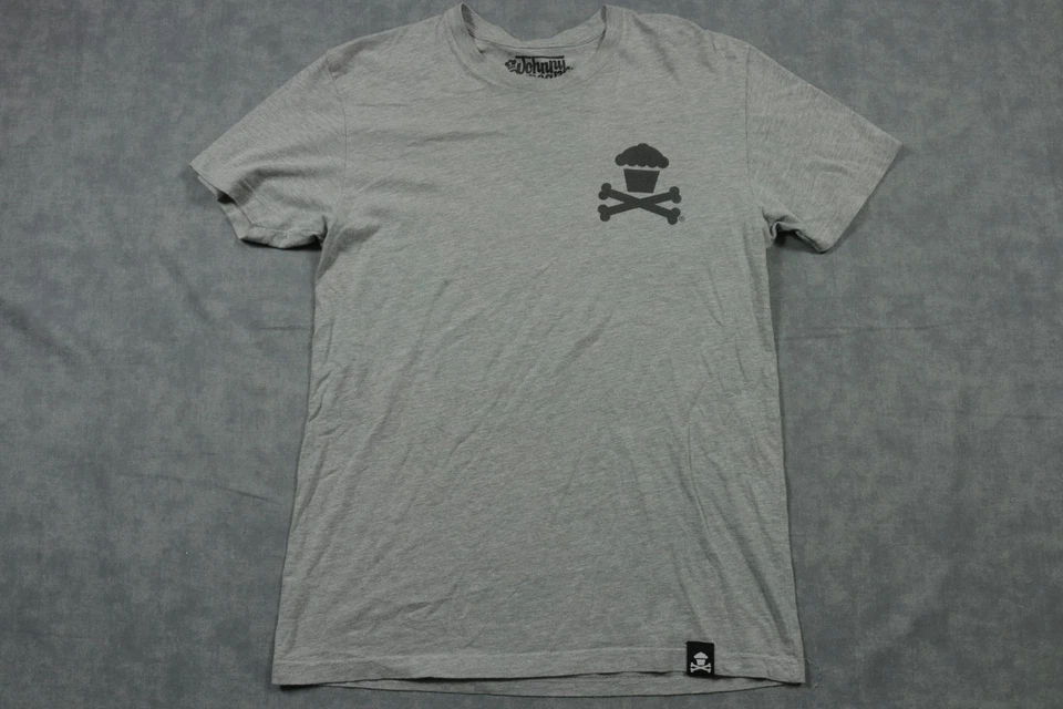 Camisa Johnny Cupcakes Para Hombres Pequeña Gris Huesos Cruzados Gráfico Camiseta Cuello Redondo Informal Foto 1 de 4