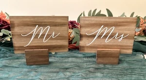 Mr. & Mrs. Letreros de mesa de madera con bases mesa principal rústica decoración boda - Imagen 1 de 6