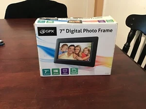 GPX 7'' Digital Photo Frame - USB & SD Photo Ports - Tested - Picture 1 of 3