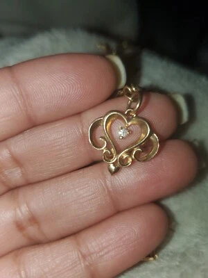 Colgante corazón abierto de oro amarillo de 14 quilates James Avery diamante de 0,03 quilates para dama  Foto 1 de 2
