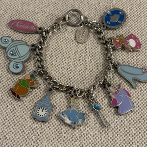 Pulsera Disney Tono Plata Esmalte Cenicienta 10 Dijes Hada Madrina Carruaje - Imagen 1 de 9