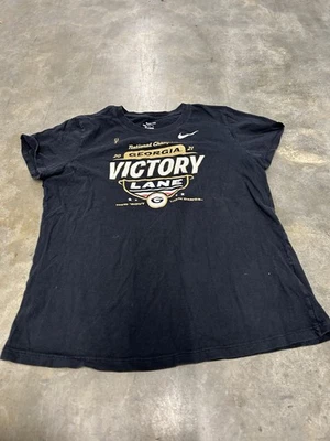 Camiseta grande para mujer Nike Georgia Bulldogs National Champions Victory Lane Foto 1 de 3