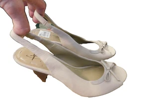 B Makowsky Peep Open Toe Slingbacks Pumps Bow 3" Triangle Heels Cream sz 7.5  - Picture 1 of 10