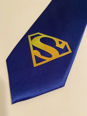 Súper corbata, logotipo camaleónico, cambiar colores depende de aclarar, tan genial Foto 1 de 4