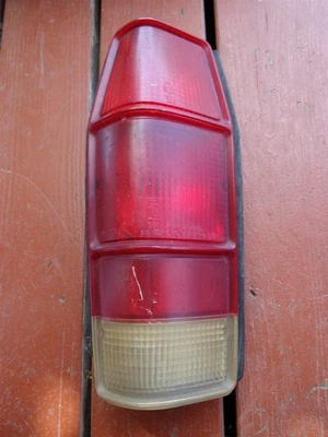 Luz trasera izquierda 1979-1984 OEM Mazda B 2000 OEM 220-41296L 79 80 81 82 83 Courier Foto 1 de 4