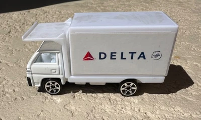 Camión elevador de tijera Realtoy Delta Airlines de colección años 80 servicio de alimentos escala 1/64 Foto 1 de 4