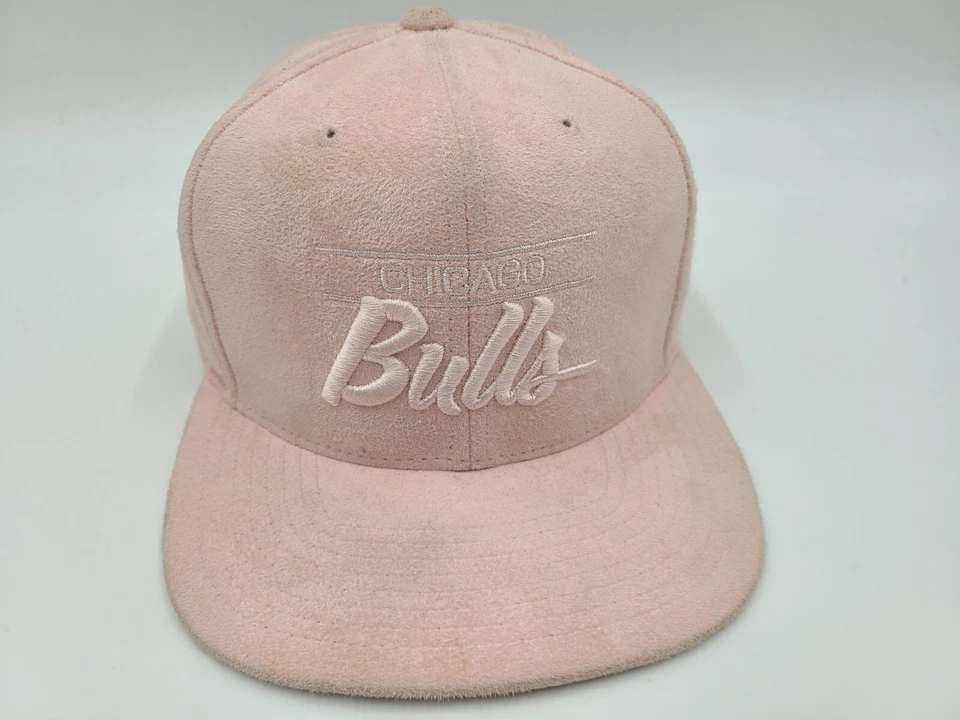 Mujeres Chicago Bulls Mitchell & Ness Gamuza Snapback Gorra NBA Baloncesto Rosa Foto 1 de 4