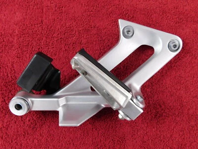 Conjunto de reposapiés de pasajero trasero derecho 03-05 FJR1300 FJR 1300 Foto 1 de 4