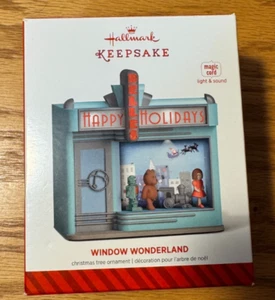 Hallmark Keepsake Ornament 2014 Ventana País de las Maravillas Luz Sonido Juguete Tienda 377 - Imagen 1 de 6