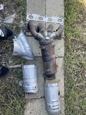 Convertidor catalítico para Chrysler 200 2015-2017/Jeep Cherokee 2014-2017 2,4 L Foto 1 de 4