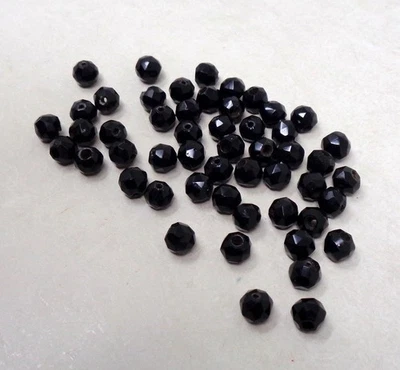 Lot de 52 perles anciennes en verre à facettes - Photo 1/3