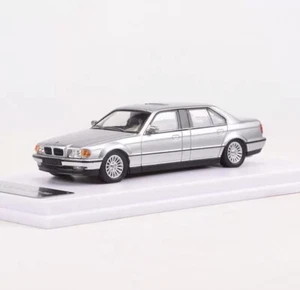 DCM 1:64 Plata 1998-01 E38 L7 728il Sedán de Lujo Modelo Diecast Metal Car - Imagen 1 de 6