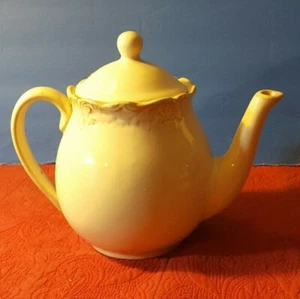 I. Godinger & Co. Tetera de porcelana crema marfil con borde en relieve Excelente Condición - Imagen 1 de 6