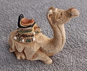 Entzückende Artesania Rinconada Tierserie sitzendes Kamel 4 Zoll - Bild 1 von 4