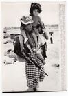 1975 Un soldat cambodgien porte un sarong portant ses 2 enfants photo radio Kap Srau