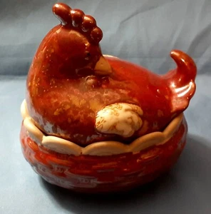 Cestino smaltato marrone/crema piatto coperto gallina su nido ceramica artistica vintage - collezione - Foto 1 di 9