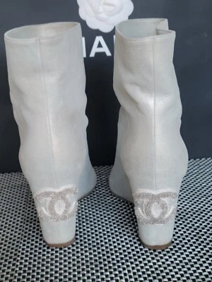 AUTÉNTICOS ZAPATOS CHANEL PUNTERA ABIERTA CUERO MARFIL METÁLICO BOTINES CUÑAS LOGOTIPO CC 36 Foto 1 de 4