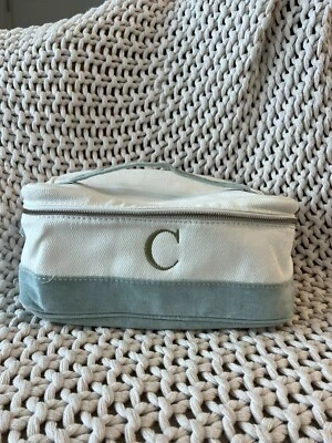 Bolsa de maquillaje cosmético Pottery Barn blanca y azul forrada de cachemira con monograma "C" Foto 1 de 3