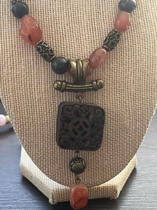 Collar de cuentas de madera tallada y piedra natural Chico’s - Imagen 1 de 9