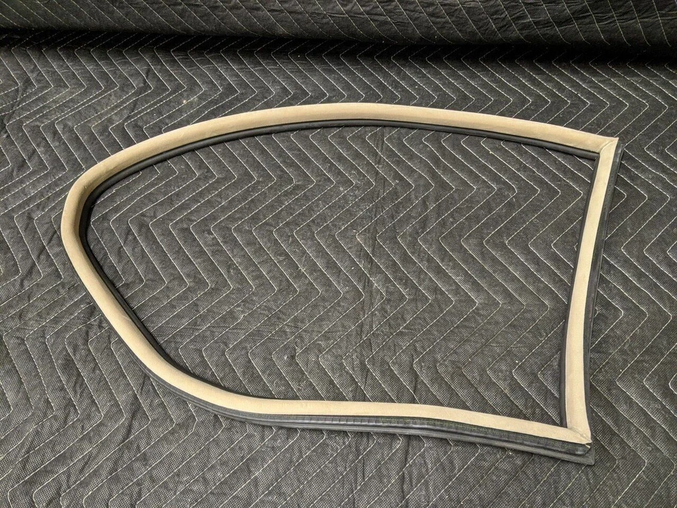 Junta de janela traseira BMW E46 3-Series M3 Coupe bege claro 51368252623 - Imagem 1 de 4