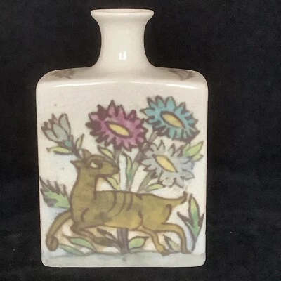 Jarrón Pottery Barn Medieval Estilo Iznik 7” Botella Cuadrada Decoración Ciervos Pájaros Flores Foto 1 de 4