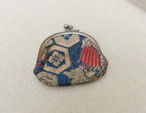 Vintage/antique tiny coin purse Japan silk kimono brocade Japanese kiss lock - Imagen 1 de 9