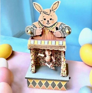 Vintage Enesco Vintage '86 Holz Spieluhr Hase Kaninchen Puppe an Schnur *siehe Video - Bild 1 von 16