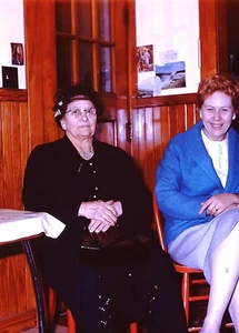 1963-Vintage 35mm Slide, Ladies Modeling, sitting for Amateur Photographer #7038 - Picture 1 of 1